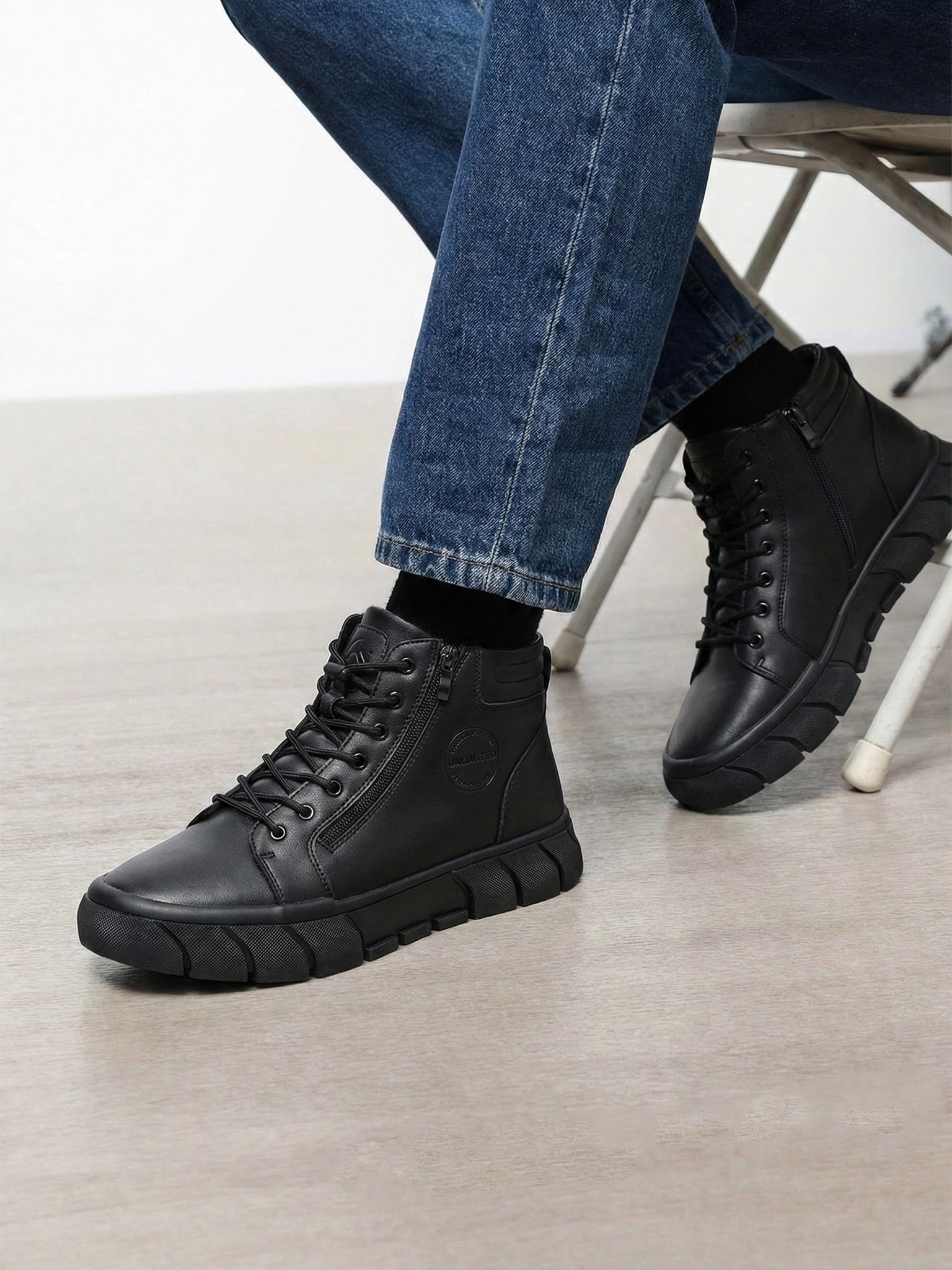 Ботинки черного цвета на средней платформе